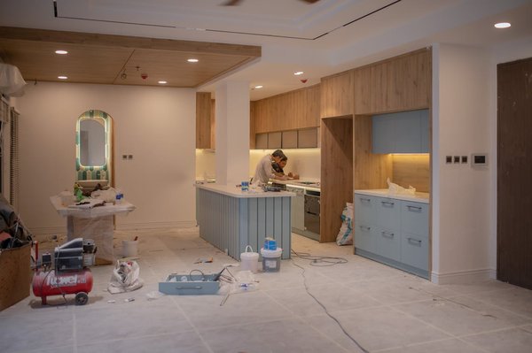 What are the health benefits of using natural materials in kitchen construction?